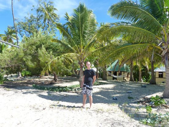 Alex voll zufrieden am Sunrise Beach, im Hintergrund unsere Bure Nr.7.