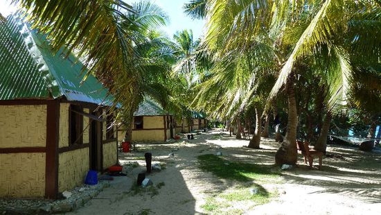 Name Barefoot ist Programm: vor jeder Hütte steht eine Schale mit Wasser, um die die Füße vom Sand zu befreien.
