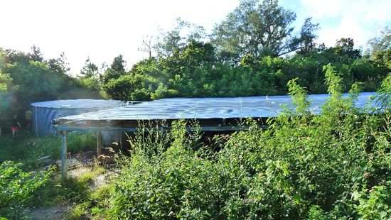 Hier die Wasserversorgung der Insel. Es gibt keine natürliche Wasserquelle, sodass das Regenwasser auf 200m² Wellblech gesammelt und genutzt wird.