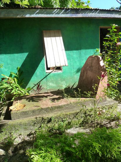 In Deutschland unmöglich: das verstorbene Familienmitglied kann täglich im Vorgarten besucht werden.