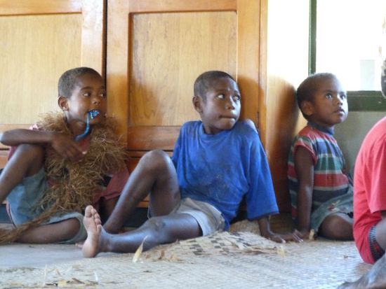 Hinter uns versammelten sich die neugierigen Kinder.