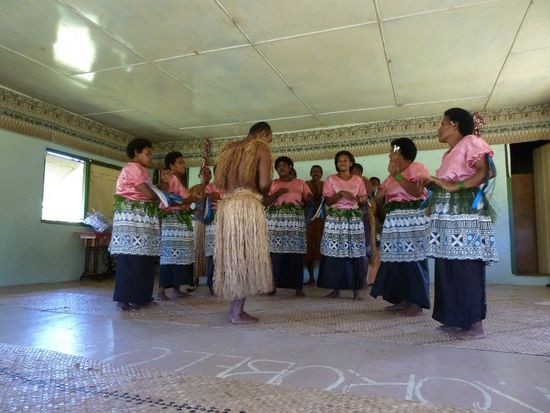 Auf die Kavazeremonie folgten mehr Gesang und jetzt auch Tanz, dem wirr uns dann mehr oder minder freiwillig anschließen...
Der Villagebesuch wurde noch mit einem kleinen Markt beendet, der kurzer Hand von den Bewohnern aufgebaut wurde. Auf uns 7 Gäste warteten draußen ca 15 Stände....war spießrutenlaufähnlich, aber mit einer Muschel und eiiner halskette in der Tasche gings dann zurück auf Schiff und zurück zur Lodge.