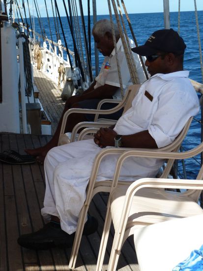 Der Captain beim Mittagsschläfchen an Deck. Sehr sympathisch!!!