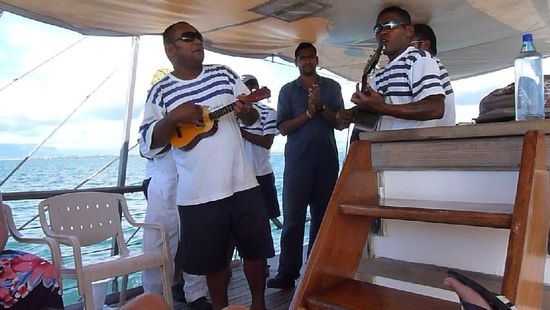 Nach 3 Tagen mussten wir dann aber wieder zurück. Die Crew gab noch das fijianische 2Time to say Godbye" zum Besten