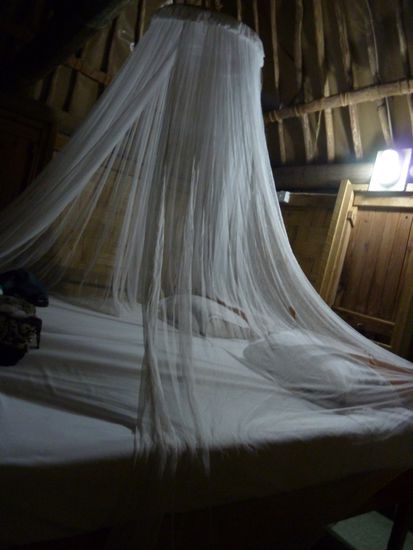 So sieht eine Bure von innen aus: Bett+Moskitonetz+ein Lämpchen