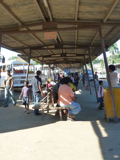 Am Busbahnhof nach Sigatoka. Wir dachten schon, wir fahren in sonen vom Rost zusammen gehalten Gefährt, aber dann...