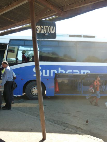 ...quatscht uns eine lustiger Inder an: "Sigatoka, here here, air-con, i dell you, 6 Dollars". Und für umgerechnet 2,5 Euro ne Stunde fahren dachten wir dann: Na GUHHT, wenns den sein muss" 
Außerdem wurde sogar Boardentertainment geboten in Form von dem Film Resident Evil 3. Es war 11Uhr morgens und es waren zahlreiche Kids on board.
(Resident Evil ist ein Horrorfilm mit menschenfressenden Zombies, die möglichst unästhetisch nieder gemorchelt werden müssen)
In Sigatoka ließ man uns an einem Kreisverkehr raus und wir liefen noch 5min zum Hotel Vakaviti.