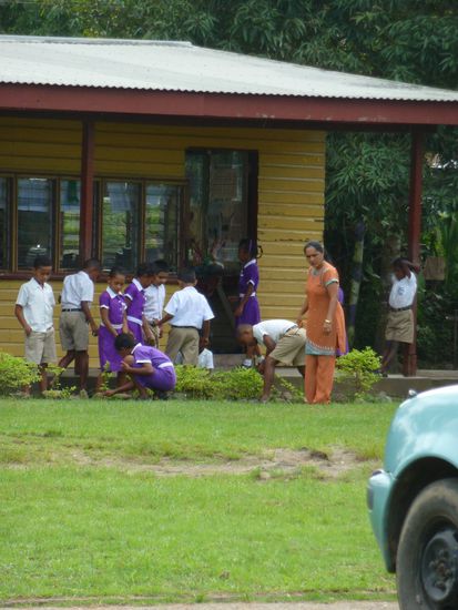 Unsere Hotalmama Karen brachte am nächsten Tag ihren Sohn Edward in die Schule. Sehr vorbildlich: vorm Unterricht wird erstmal aufgeräumt! So spart man sich das Geld für den Hausmeister!