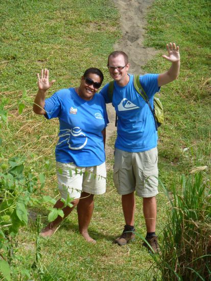 Unser Guide Maria, hier im ungewollten Partnerlook mit Alex. Eigentlich sollte sie uns was über den Park erzählen, aber tatsächlich stellte SIE uns unentwegt Fragen über das Leben in Deutschland und was bei uns was kostet und was maan so verdient. Dass das Geld für sie und ihre Kinder sehr knapp ist, erfuhren wir natürlich auch....