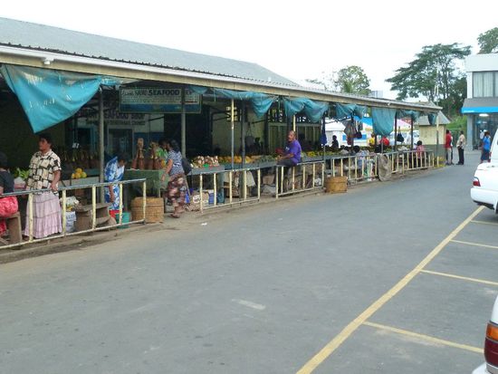 Die Markthalle. Man bekommt hier ein Bündel Bananen für nicht mal 50€cents