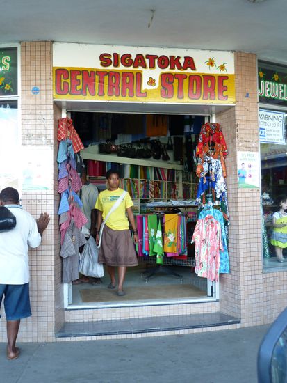 hier kauft der Fijianer den hibiscusblumen farbenfrohen Stoff für Hemden, Röcke &amp; Co