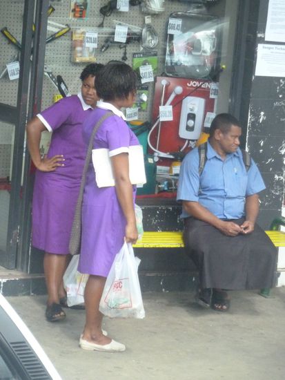 Zwei Mädchen in Schuluniform und eine junger Mann mit typischem Sulu. Nicht nur in Schottlans dürfen Männer Röcke tragen