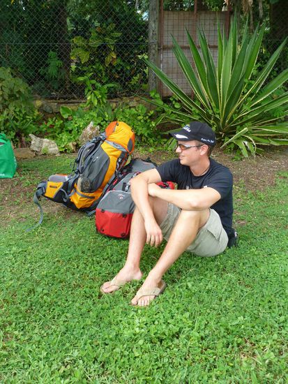 Warten auf den Bus. Zugegebener Maßen sind die Busse hier sehr zuverlässig. Man bekommt zwar manchmal nur einen halben Sitzplatz, aber dafür kostete die 2,5h-Fahrt nur 5€ pP.