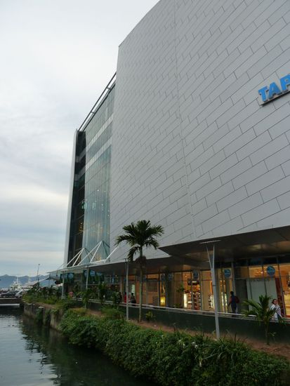 Das einzige etwas höhere Gebäude - ein Einkaufszentrum - na klar!!