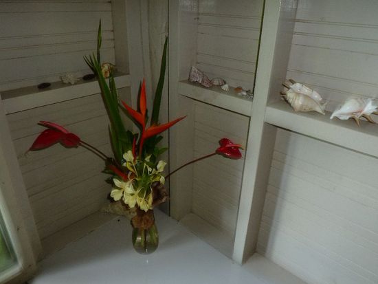 Überall frische Blumen aus dem Garten und Muscheldeko I like!