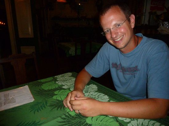 ALEX-HAT-DEN-JOB-IN-DER-TASCHE-ZELEBRIERUNG
Natürlich mit  Essen (kurz nach unserer Ankunft am Abend)