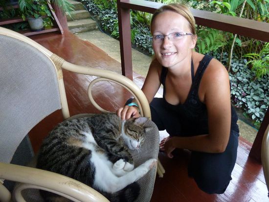 Es gab zwar keine Hunde, dafür aber gaaanzz liebe Miezen, die es sich immer auf unseren Verandastühlen bequehm gemacht haben. Trotz Allergie - I couldn't resist