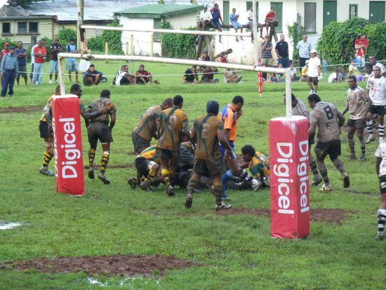 Und es ging hart zur Sache!! Auch wenn das Sigatoka-team von einem großen Hotel gesponsert wird und Ovalau schnell überlegen war, kämpften die Geldgrünen bis zum bitteren Ende..