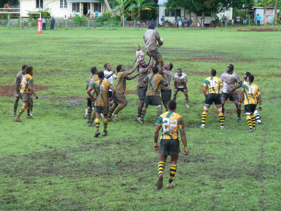 Das das Feld eigentlich mehr Schlammgrube war, sah man bei den Trikots bald keinen farbichen Unterschied mehr 