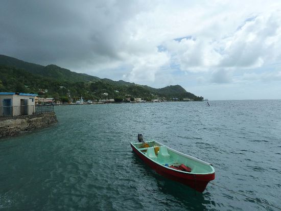 Mit diesem kleinen Boot 3 weiteren Gästen und 2 "Matrosen" gings von Levuka aus in 30min auf die Insel. Im Hintergrund besagt Wolken. Der Regen hat beim Transport nicht gestört - ist ja immer noch warm 
