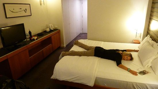 Nach recht kurzer Fahrt mit den Öffis und einem Streifzug durch das Rotlichtviertel, kommen wir in unserm Hotel Vibe Rushcutters an. Da der Rezeptionist anscheinend nur mit Schlipsträgern verkehrt, wurden wir leicht verdutzt angeschaut - aber wir bekamen ein geiles Zimmer mit riesigem Bett, TV und Pröbchen im Badezimmer. Alex hechtete noch schnell zu McDoof und kehrte mit zwei feinen McMenüs zurück - danach haben wir aufmerksam an der Matratze gehorcht.