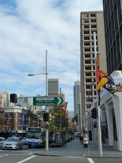 Am nächsten Morgen gings nach einem kleinen Frühstück i Coffeeshop Richtung Sydney. Wir hatten uns allerdings für ein entspanntes Tagesprogramm entschieden. Wir wollten zum Opernhaus und zur Harbour Bridge und sonst nur ein wenig durch die Stadt stromern.