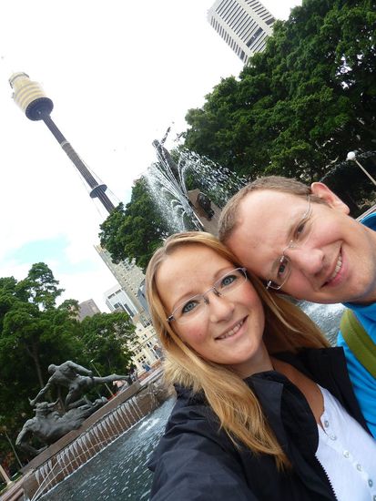 kurze Pause am Springbrunnen. Kaum zu glauben, aber der Klimawechsel schlauchte uns ziemlich....