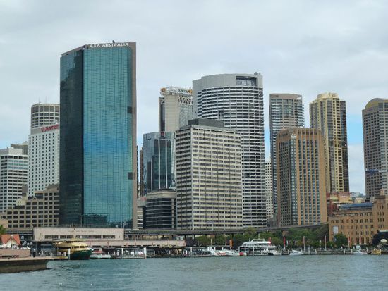 Nicht weit weg: der Wolkenkratzerwald mit Hafen im Vordergrund