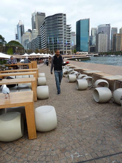 Die Hafenpromenade war sehr cool, allerdings wars uns nicht warm genug, um draussen zu sitzen  Ja, Fiji hat uns weich gemacht 