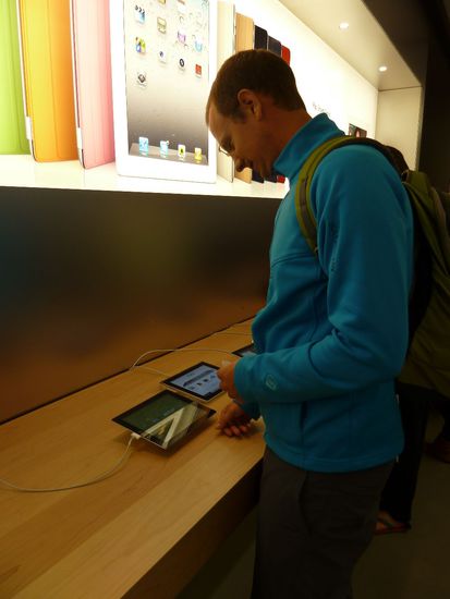 Beim Stromern duch die Geschäfte landeten wir dann auch im Applestore, denn der Herr Lehrer war neugierig 