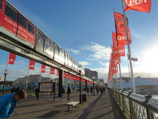 Der späte Nachmittag führte uns zum Darling Harbour, mittig im Bild die Monorail.