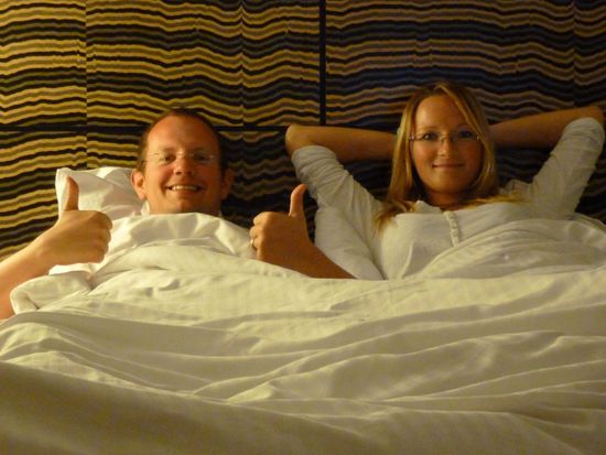 Ziemlich kaputt, aber glücklich im Hotelbett. Ein Tag in Sydney war zwar definitiv zu kurz, aber wir hatten viel Spaß und wollen beim nächsten Mal auf jeden Fall länger bleiben. Allerdings muss dafür wieder fleißig geschuftet und gespart werden, denn sowohl Sydney als auch der Rest des fünften Kontinents ist eine sehr kostspielige Angelegenheit.
Aber morgen gehts mit einem kurzen Zwischenstopp in Darwin weiter nach Singapur, dem Start unserer Südostasientour. Mal sehe was diese andere, neue Kultur und vorallem die Menschen mit sich bringen. Wir sind gespannt!!!