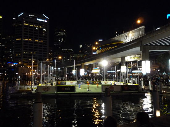 Das war richtig niedlich: am Abend wurd ein Fußballspiel einer Kidsliga am Hafen veranstaltet, mit viel lauter Musik, aber noch lauteren Eltern