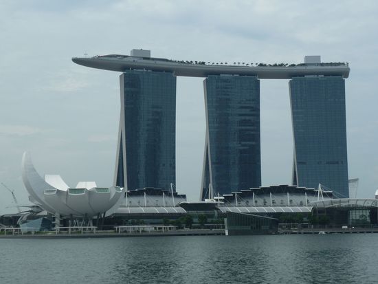 Architektonisch doch sehr interessant....Hier drin versteckt sich alles von Museum über Dachpool und Casino.