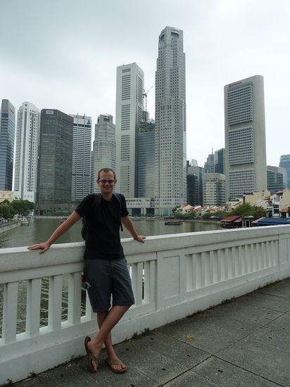 Alex vor einem Teil der Skyline