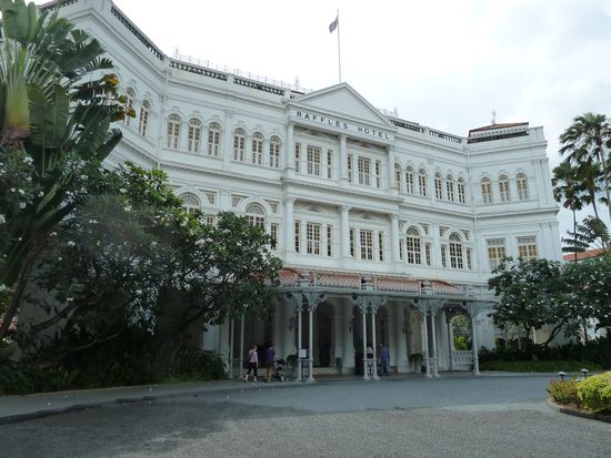 Das berühmte Raffles-Hotel. Da darf man auch als Nichtgast durchlaufen.