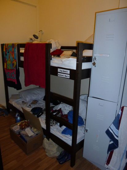 Unser Doppelstockbettchen im 4er Zimmer. War etwas klein, aber wie man sieht, fühlten wir uns trotzdem wie zu Hause
Das "Pillows &amp; Toast" liegt mitten in Chinatown und somit nicht weit von allem, was wir sehen wollten. Dank Sandra &amp; Matti waren wir mit einem daybagfreundlichen Reiseführer ausgestattet, wo alles schon in Top10-Chart-Manier gerankt war, das machte es uns leicht.
Angekommen im Hostel fielen wir in die bequemen Bettchen und standen vor 9Uhr am nächsten Morgen nicht auf. Dann gings auch schon los....