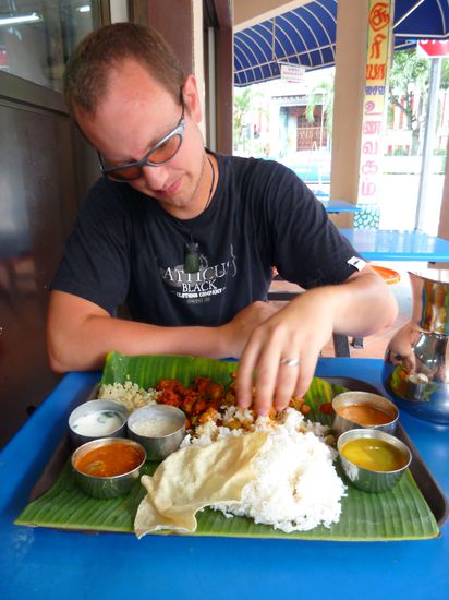 Natürlich gabs dann Lunch im indischen Restaurant, Diverses mit Reis serviert auf Bananblatt.