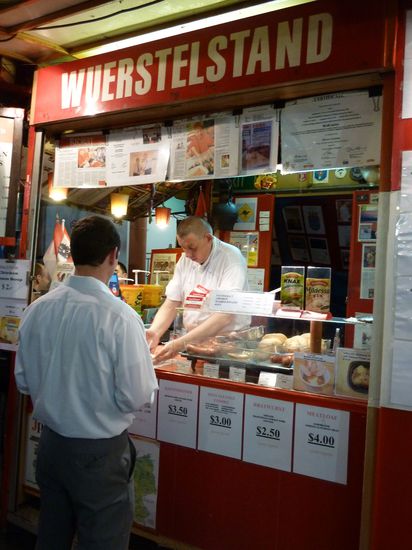 Falls das Heimweh doch zu groß wird, gibts jute Currywurst. Der Stand war gut besucht....