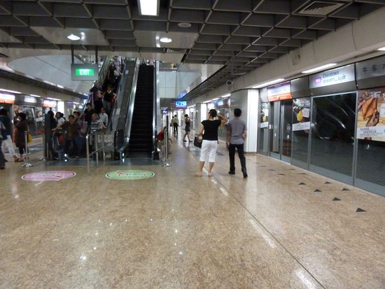 Auf dem Ubahngleis - Türen, hier rechts, werden stets automatisch geöffnet &amp; geschlossen. Bei anderen Stationen war sogar genau eingezeichnet, wo man zu stehen hat, wenn man einsteigen will.