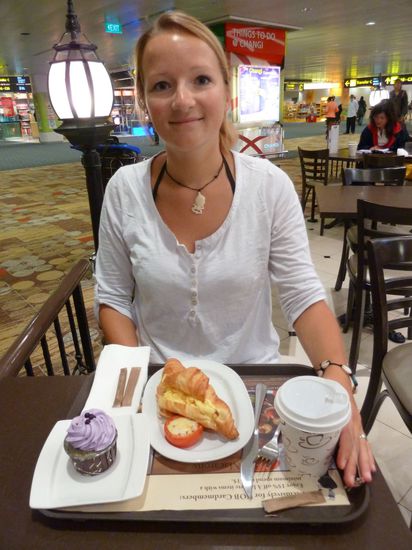 6Uhr, Frühstück am Flughafen: Croissant mit Rührei, gegrillter Tomate, Cupcake und Cappucino für 4€.
Nein, der Checkin war diesmal kein Problem. Wir stiegen ins Flugzeug und waren binnen 40min in KL.