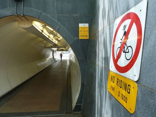 In Singapur wimmelts nur so von Verbotsschildern...