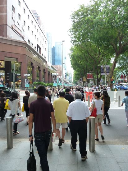 Das Wetter war eigentlich sehr schön, sonnig mit einpaarr Wölkchen. Wir blieben lurze Zeit in eines der Shoppingcenter hängen und als wir danach wieder raus fanden, bot sich uns dieses Bild: