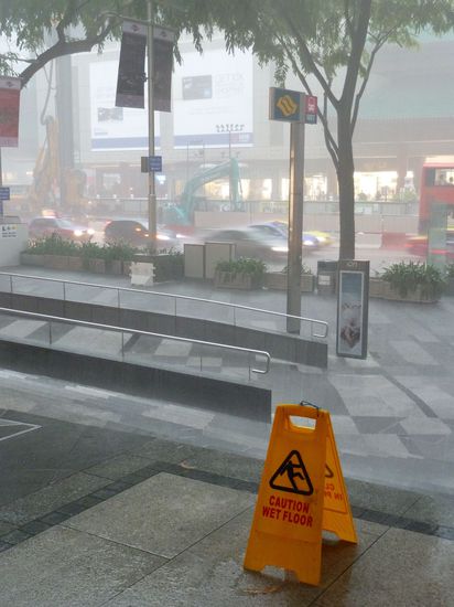 Ein monsunartiger Regen färbte alles grau in grau. Der Donner allerdings war einfach ohrenbetäubend....Da aber auch die locals nicht der gleichen taten, waren wir beruhigt...trotzdem unheimlich!!!!