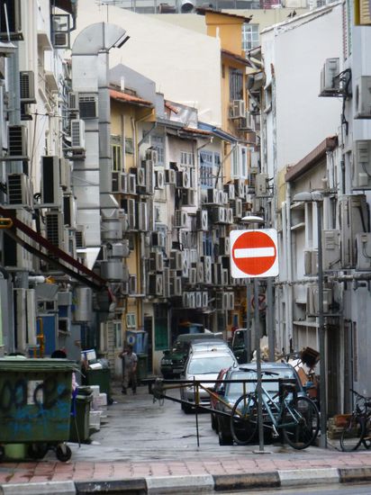 Ohne Klimaanlage geht hier gar nichts. B-b-b-be-t-t-r-ri-ihit m-ma-an-n-n e-e-e-i-in G-g-geb-bäud-de je-je-je-gl-licher A-a-art, d-denkt m-ma-nn, m-man-nn si-si-si-tzt i-im-m u-u-u-nte-r-ren K-k-k-kühlsch-schrank-f-ffach