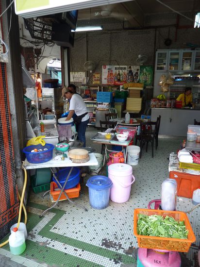 Ein Imbisstand, sieht vll ein bisschen wüst aus, zaubert aber leckere Sachen!!