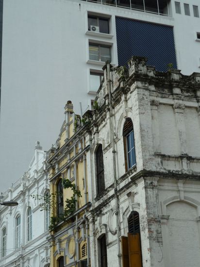 Es gab viele Häuschen, scheinbar aus einer anderen Zeit. Denn vor den modernen Bauten schienen ein wenig deplaziert, aber schnuckelig 