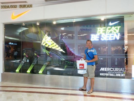 Beim Bummeln im Shoppingcenter unterhalb der Towers