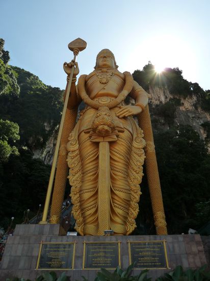Murugan, eine Hindugottheit, festgehalten in 250t Stahl und fässerweise Goldfarbe