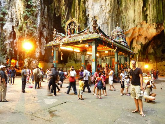 Der Schrein, von neugierigen Affen umzingelt